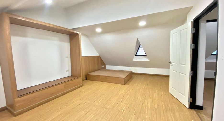 For rent 5 bedrooms townhouse in Watthana, Bangkok