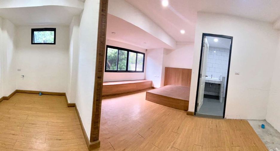 For rent 5 bedrooms townhouse in Watthana, Bangkok
