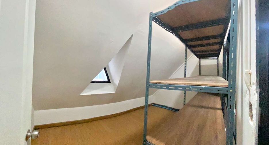 For rent 5 bedrooms townhouse in Watthana, Bangkok