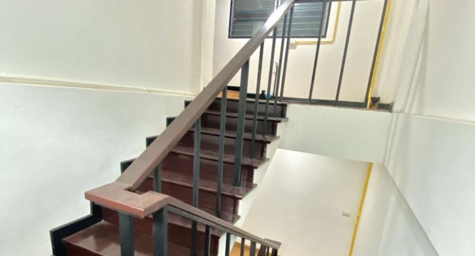 For rent 5 bedrooms townhouse in Watthana, Bangkok