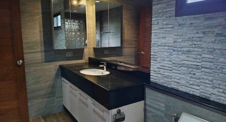 For rent 4 bedrooms house in East Pattaya, Pattaya