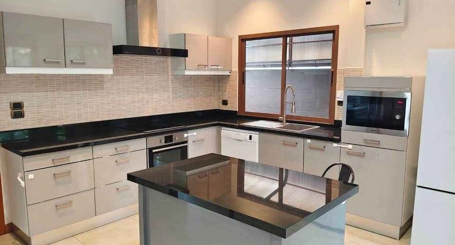 For rent 4 bedrooms house in East Pattaya, Pattaya