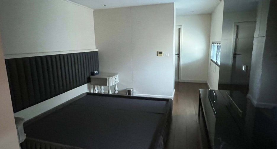 For rent 4 bedrooms retail Space in Watthana, Bangkok