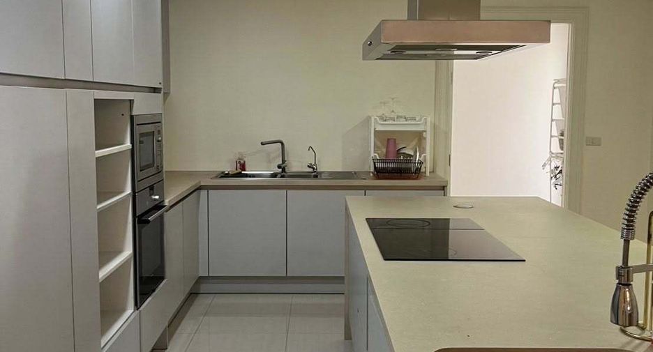 For rent 4 bedrooms retail Space in Watthana, Bangkok