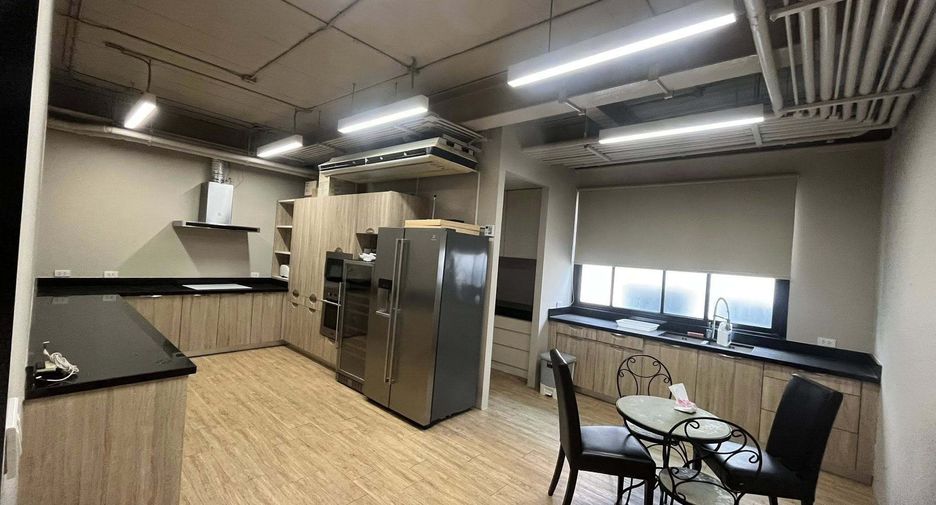 For rent 4 bedrooms retail Space in Watthana, Bangkok
