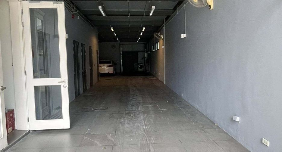 For rent 4 bedrooms retail Space in Watthana, Bangkok