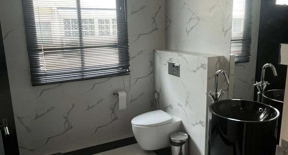 For rent 4 bedrooms retail Space in Watthana, Bangkok
