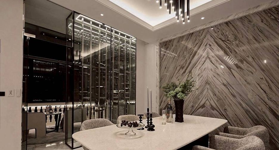 For sale 4 bedrooms townhouse in Watthana, Bangkok