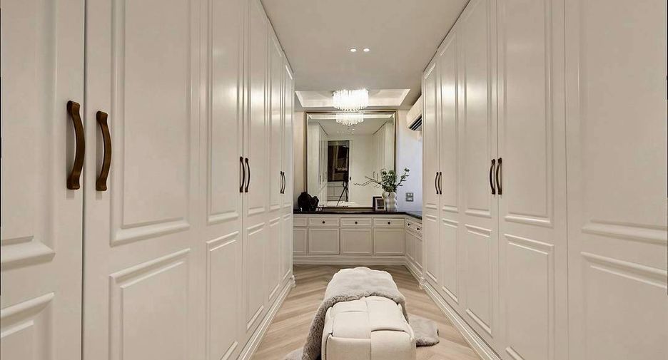 For sale 4 bedrooms townhouse in Watthana, Bangkok