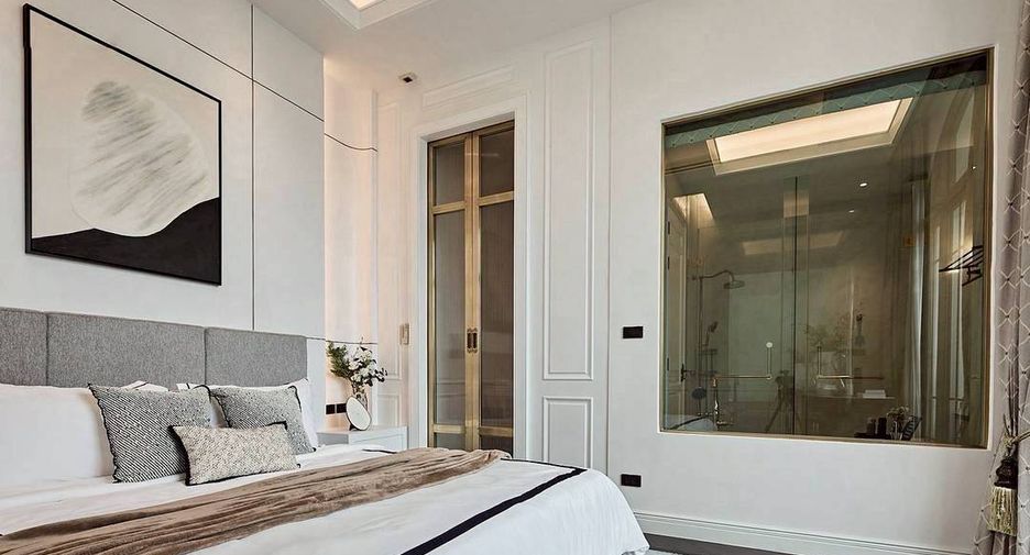 For sale 4 bedrooms townhouse in Watthana, Bangkok