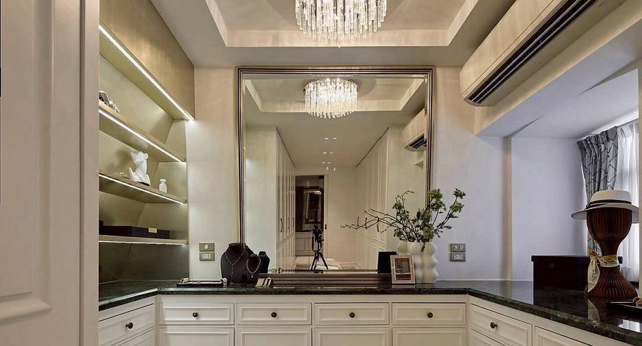 For sale 4 bedrooms townhouse in Watthana, Bangkok