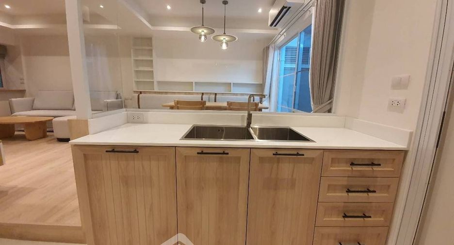 Casa adosada en alquiler de 3 habitaciones en Prawet, Bangkok