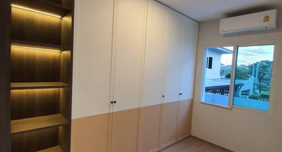 Casa adosada en alquiler de 3 habitaciones en Prawet, Bangkok
