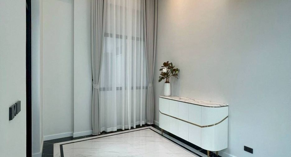 Casa en alquiler de 5 habitaciones en Saphan Sung, Bangkok