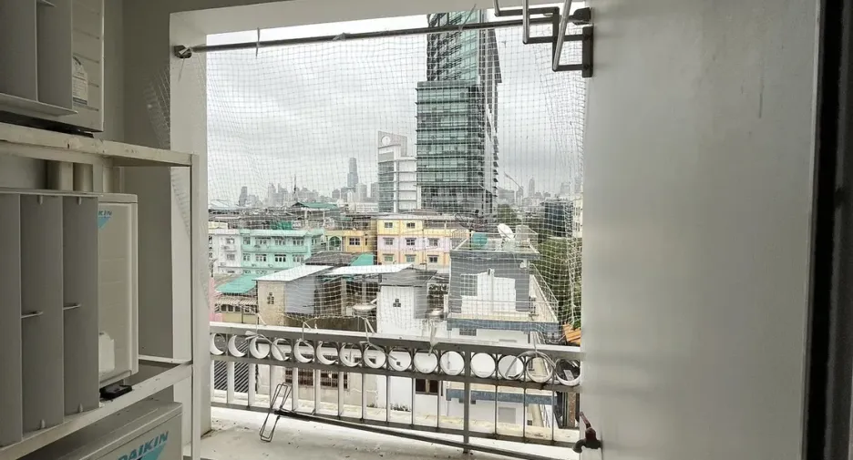 For rent 2 bedrooms condo in Pom Prap Sattru Phai, Bangkok
