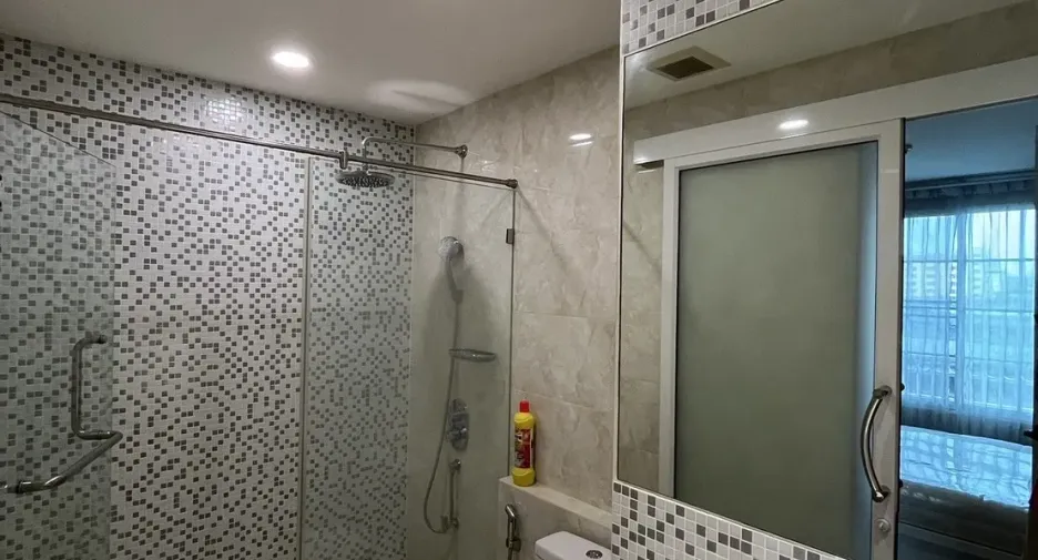 For rent 2 bedrooms condo in Pom Prap Sattru Phai, Bangkok
