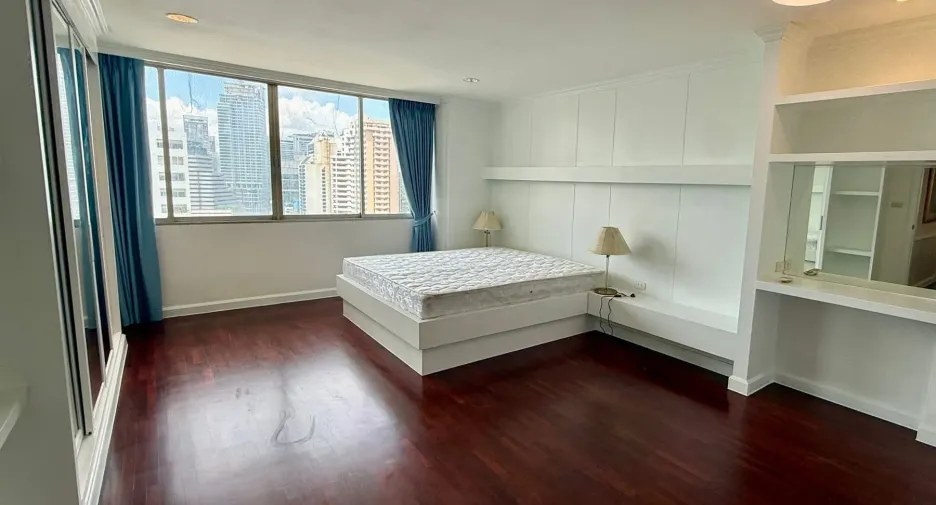 For rent 3 bedrooms condo in Watthana, Bangkok