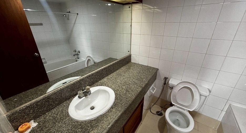 For rent 2 bedrooms condo in Khlong Toei, Bangkok