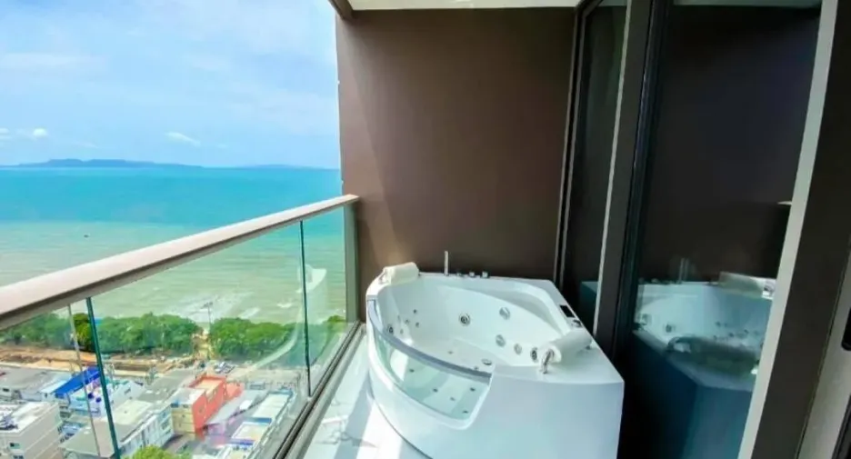 For sale 3 bedrooms condo in Jomtien, Pattaya