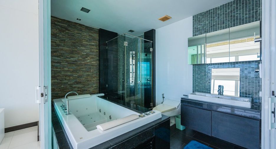 For sale 2 bedrooms condo in North Pattaya, Pattaya