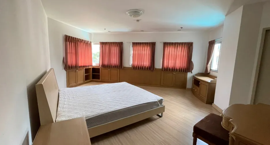 For rent 3 bedrooms condo in Khlong Toei, Bangkok