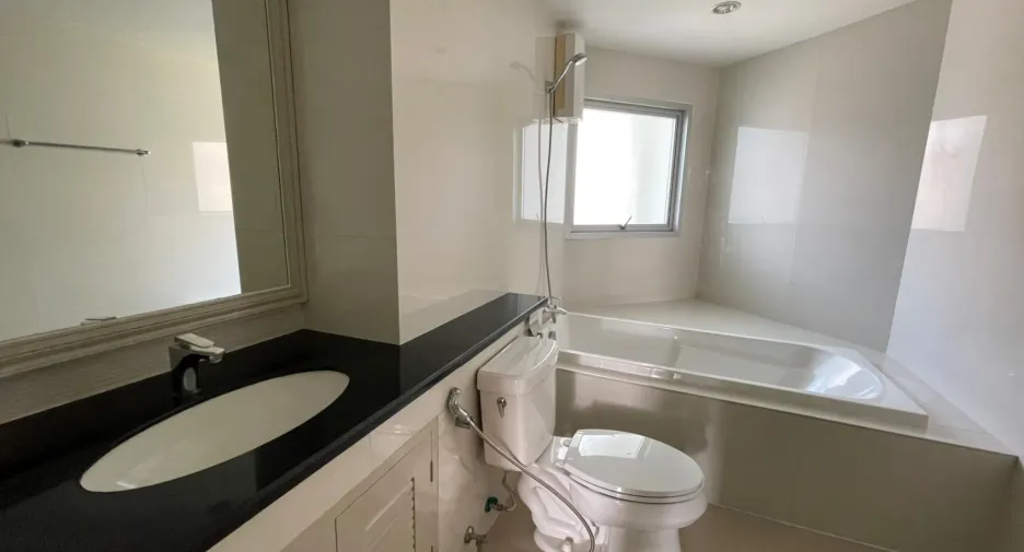 For rent 3 bedrooms condo in Khlong Toei, Bangkok