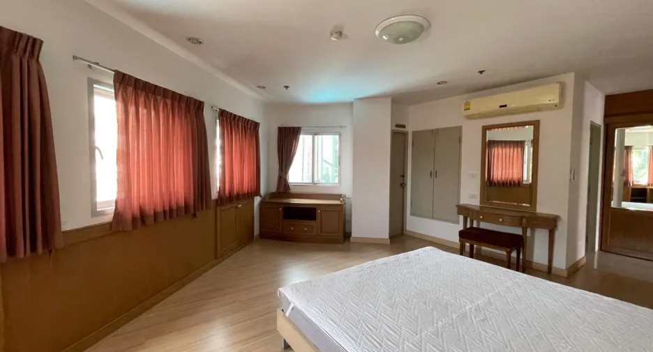 For rent 3 bedrooms condo in Khlong Toei, Bangkok