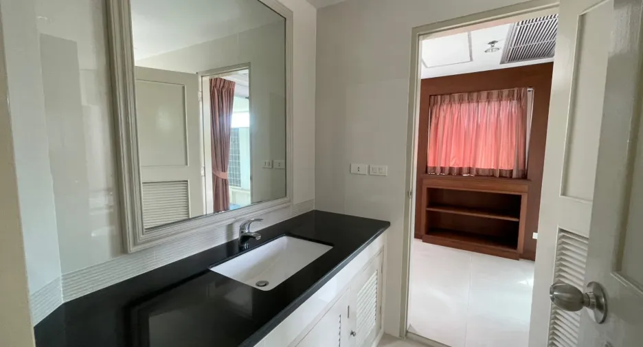 For rent 3 bedrooms condo in Khlong Toei, Bangkok