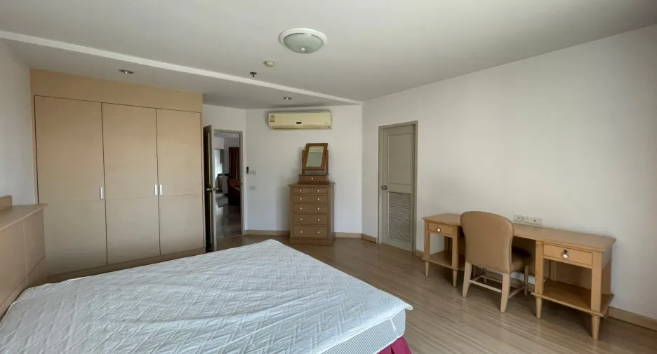 For rent 3 bedrooms condo in Khlong Toei, Bangkok