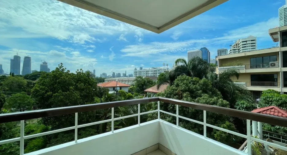 For rent 3 bedrooms condo in Khlong Toei, Bangkok