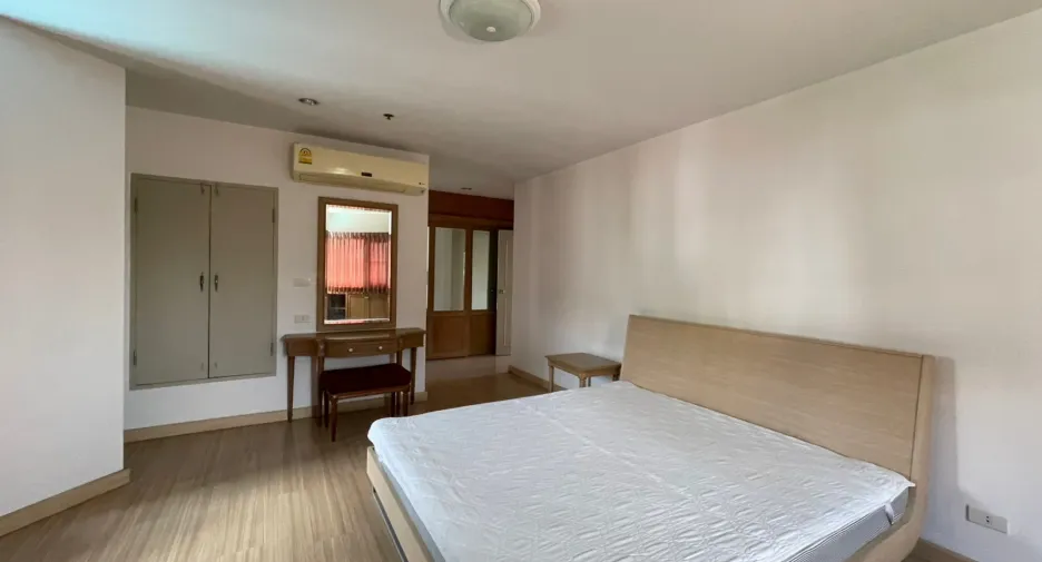 For rent 3 bedrooms condo in Khlong Toei, Bangkok