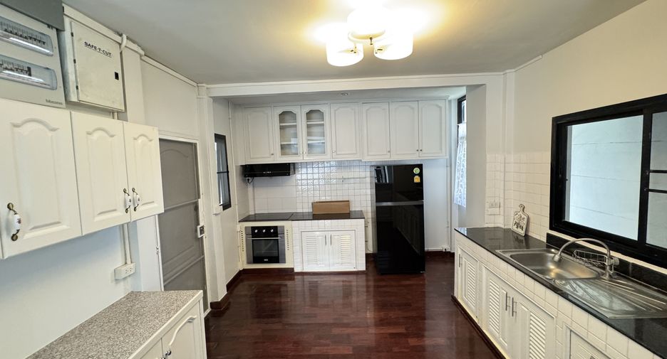 For rent 3 bedrooms house in Watthana, Bangkok