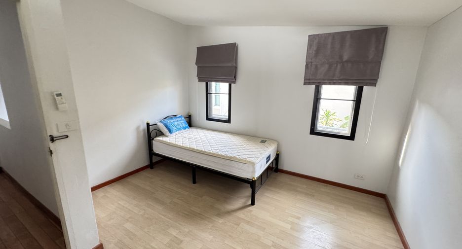 For rent 3 bedrooms house in Watthana, Bangkok