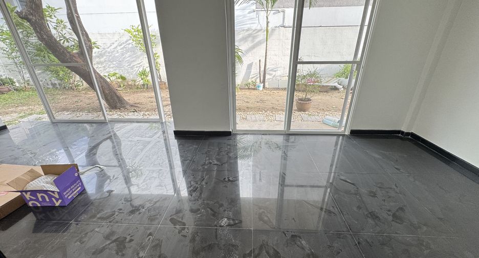For rent 3 bedrooms house in Watthana, Bangkok