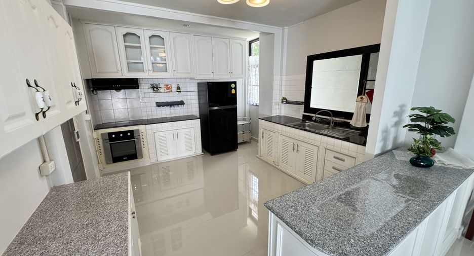 For rent 3 ベッドルーム house in Watthana, Bangkok