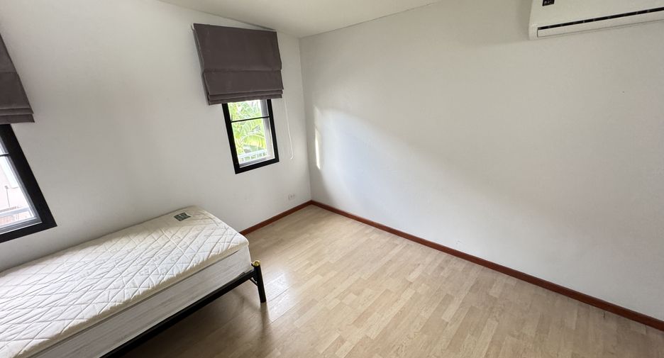 For rent 3 bedrooms house in Watthana, Bangkok