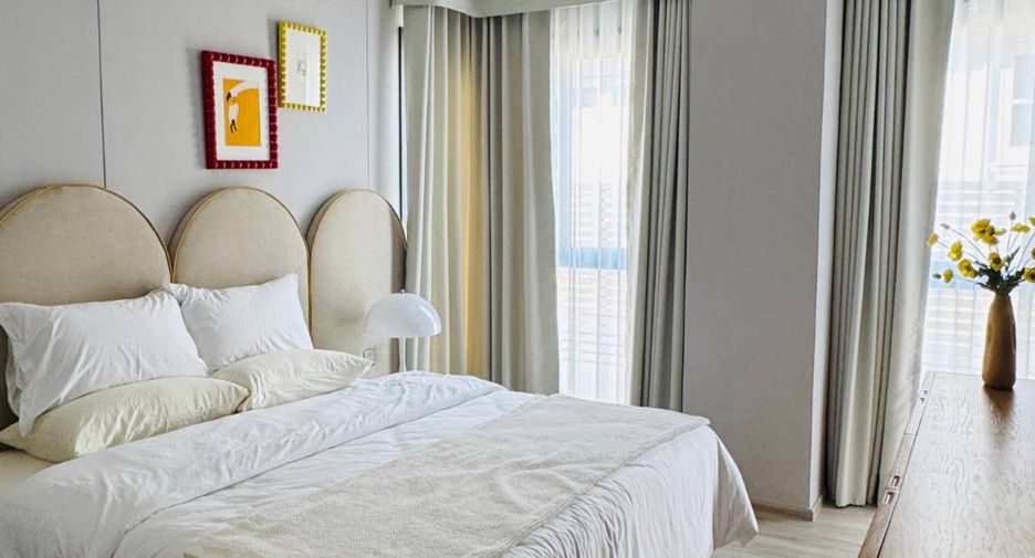For rent 3 bedrooms condo in Huai Khwang, Bangkok