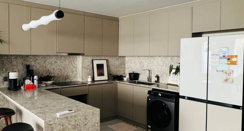 For rent 3 bedrooms condo in Huai Khwang, Bangkok