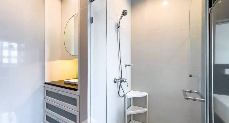 For rent 2 bedrooms condo in Pathum Wan, Bangkok