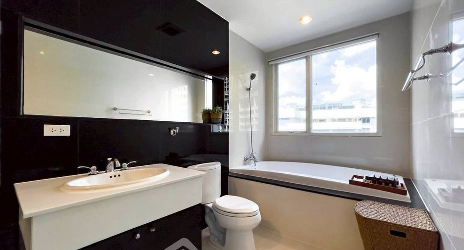 For rent 2 bedrooms condo in Pathum Wan, Bangkok