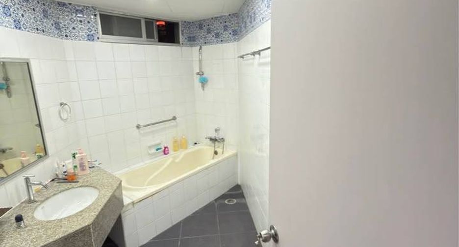 For rent 3 bedrooms condo in Watthana, Bangkok