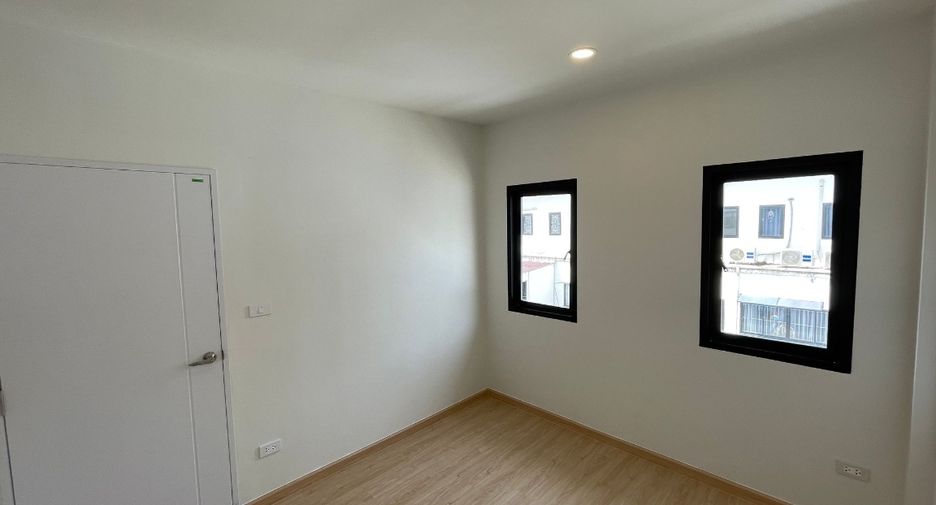 For sale 3 bedrooms townhouse in Prawet, Bangkok