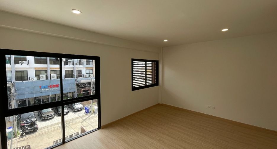 For sale 3 bedrooms townhouse in Prawet, Bangkok