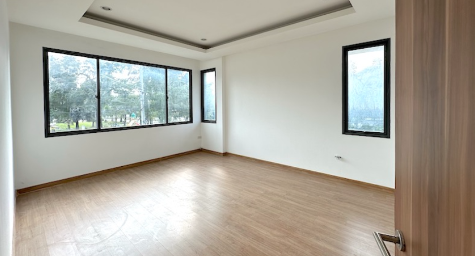 For sale 4 bedrooms house in Mueang Nakhon Ratchasima, Nakhon Ratchasima