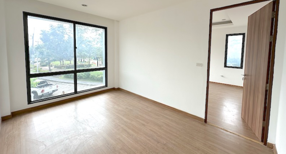 For sale 4 bedrooms house in Mueang Nakhon Ratchasima, Nakhon Ratchasima