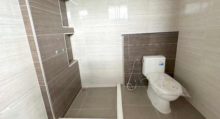 For sale 4 bedrooms house in Mueang Nakhon Ratchasima, Nakhon Ratchasima