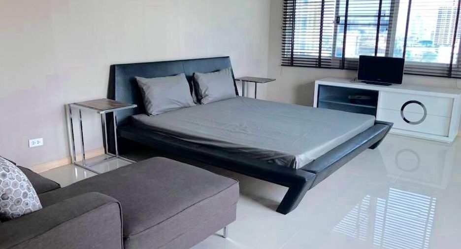 For rent 2 bedrooms condo in Watthana, Bangkok
