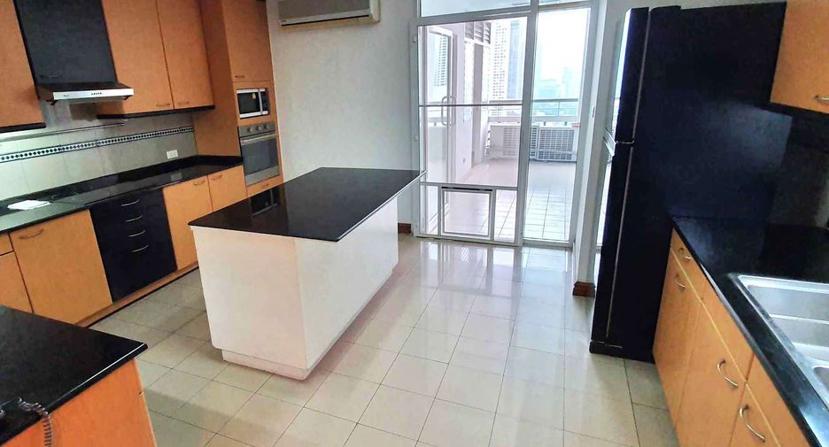 For rent 3 bedrooms condo in Watthana, Bangkok