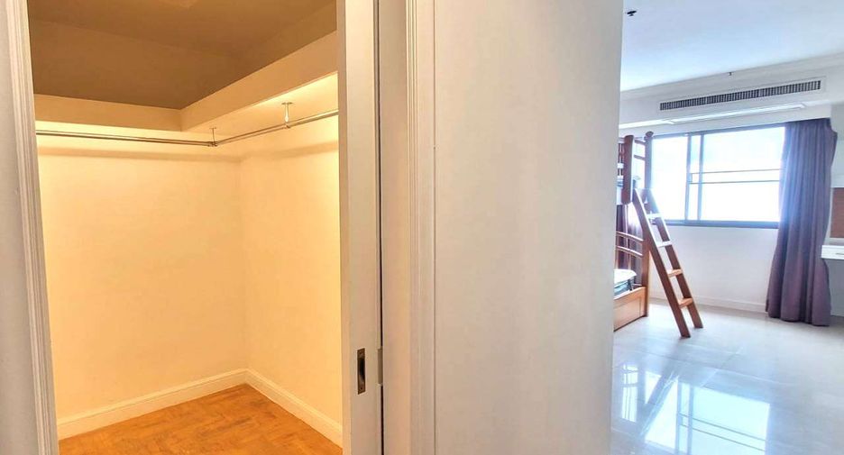 For rent 3 bedrooms condo in Watthana, Bangkok