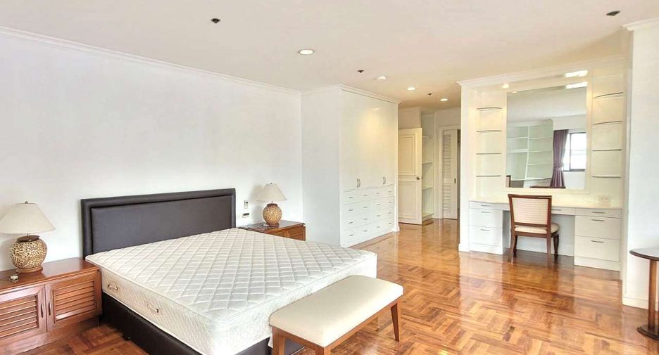 For rent 3 bedrooms condo in Watthana, Bangkok